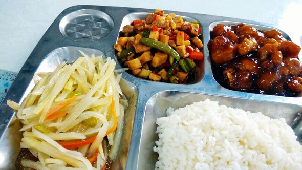 中山饭堂承包:提供营养均衡、口味多样，确保员工享受健康美味的餐食